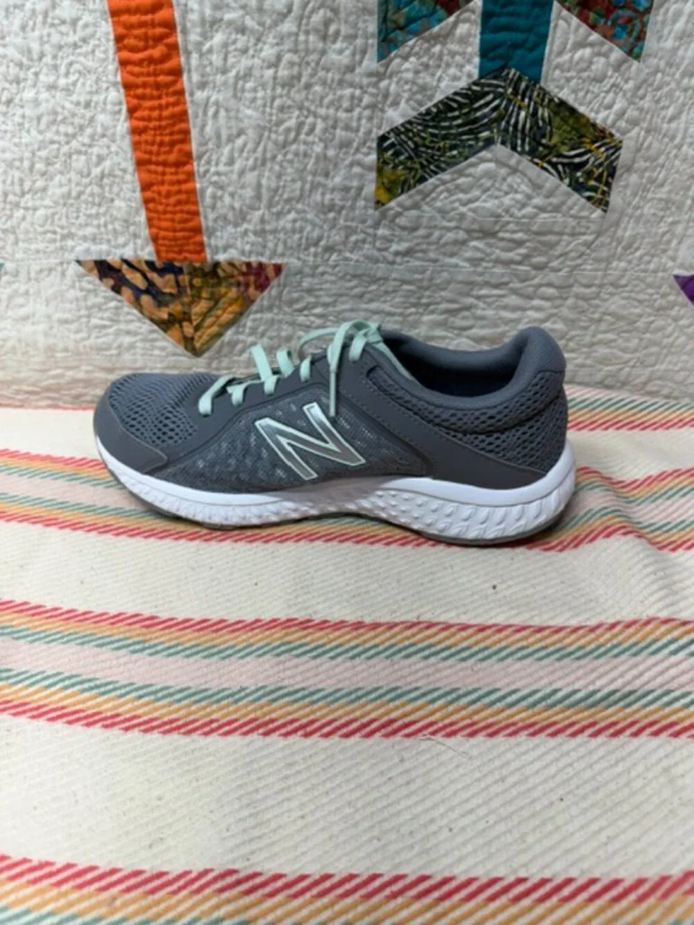 New Balance 420 v4 Woman's Size 7